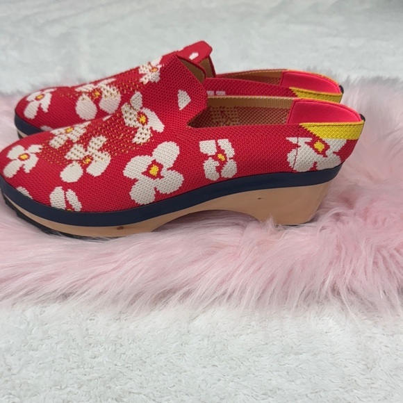 Shoes - Stylish Floral Red Platform clogs